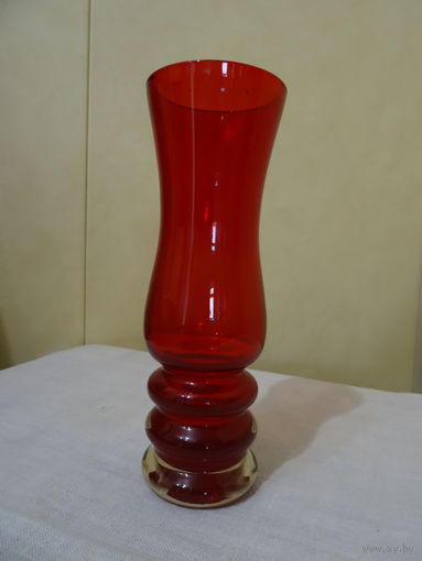 Ваза , рубиновое стекло, винтаж СССР, з-д "Красный май", высота 22см, диаметр верх  7 см, низ 6 см