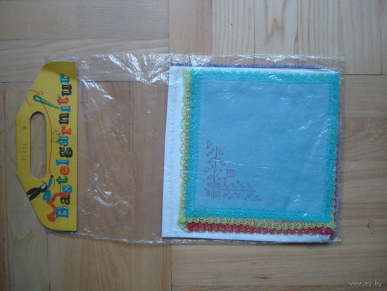 Набор платочков для вышивания из ГДР в целлофановой упаковке. В наборе 6 платочков.Набов из 80-ых годов.