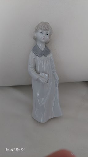 Фарфоровая скульптура девушка с книгой