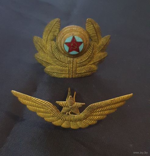 Комплект эмблем  офицерского  состава ВВС СССР 1948 года в золочёной  латуне. полнейшие  оригиналы.