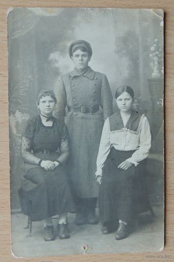 Фото старинное "Солдат и две сестры", 1918 г., г. Чугуев