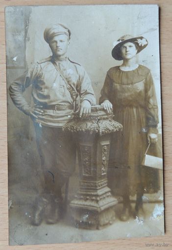 Фото "Солдат и дама", до 1917 г.