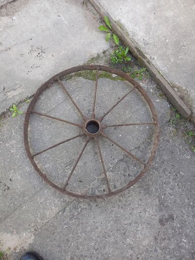 Старинное колесо от телеги (?)