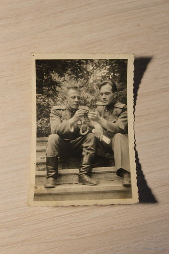 Фотография "Боевые товарищи", 1945 года, размер 8.5*5.5 см.