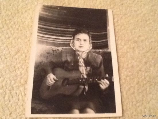 Фото девушка с гитарой 5X8 послевоенное время