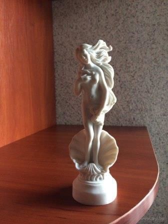 Изящная статуэтка Рождение Венеры. Покапала в Италии, очень аккуратно выполнена. Высота 16 см, выполнена из качественного материала полирезины.