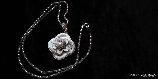 Кулон винтажный " Нежный цветок" Эмаль. Стразы. Иск. Жемчуг. Покрытие серебро.70 см. ,6,5х5 см