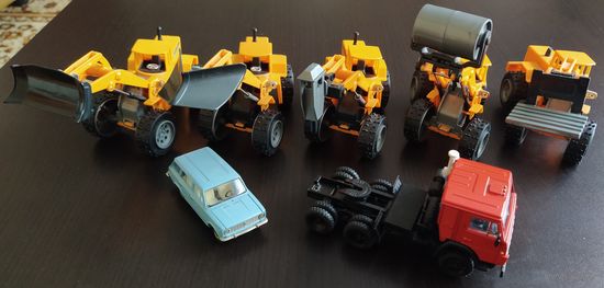 Набор тракторов (5 штук) с разным навесным оборудованием .