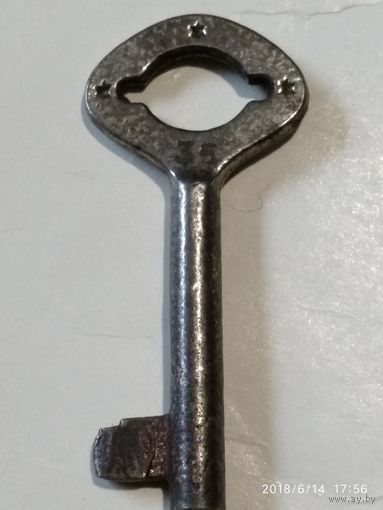 Иудаизм.Старинный стальной ключик со звездами Давида и клеймом-35.Начало XX-го века. Длина ключа 40 мм.