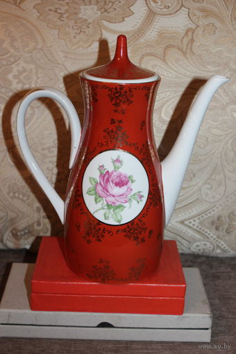 Фарфоровый чайник из сервиза, времён ГДР, высота 26.5 см., без сколов и трещин.