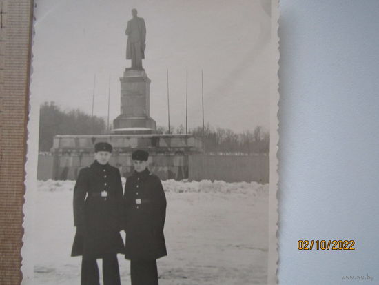 Фото моряков у памятника Сталину