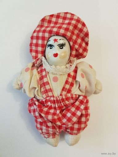 Игрушка кукла фарфоровая- Клоун в одежде. 10 см