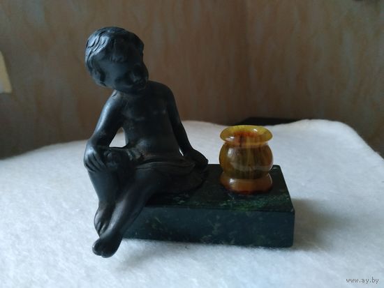 Красивая миниатюрная статуэтка-подсвечник. Франция, первая четверть прошлого века.