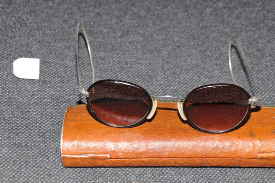 Винтажные очки середины 20-х в родной упаковке и супер сохране.САМОРЕГУЛИРУЮЩИЕ посеребряные дужки.