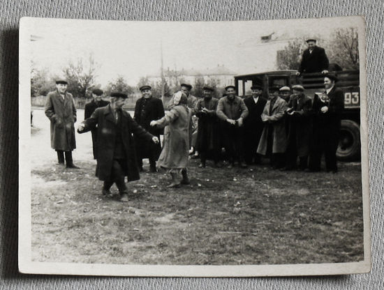 Фотография автомашина, танец конец 1950-х.