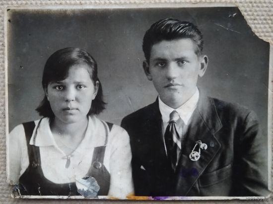 Фото юноши и девушки. Столбцы. До 1941 г. Знак ОСОАВИАХИМа. 8.5х11.5 см