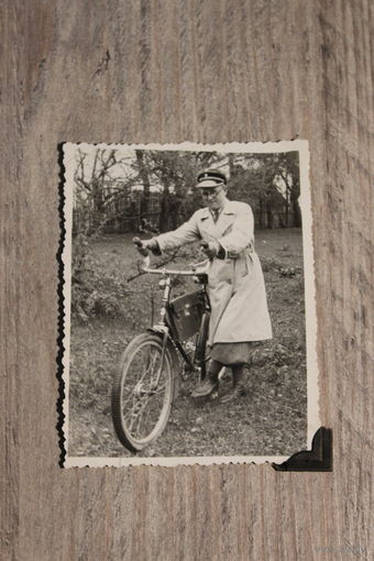 Фотография "С велосипедом", 1939 года.