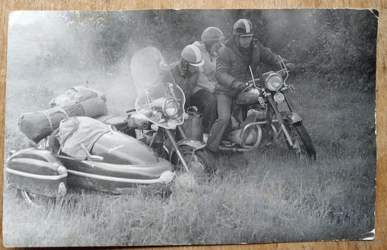 Фото мотоциклистов. 8х12.5 см.