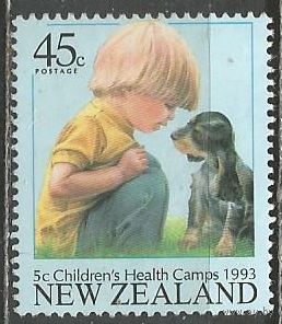 Новая Зеландия. Девочка с собакой. 1993г. Mi#1296.