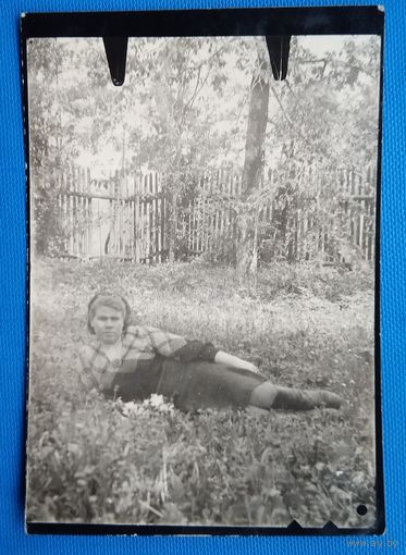 Фото женщины на траве. 1930-е. 6.5х9.5 см