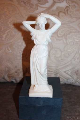 Пластиковая статуэтка "Античная девушка", высота 23 см., без сколов и трещин, клеймо, Польша.