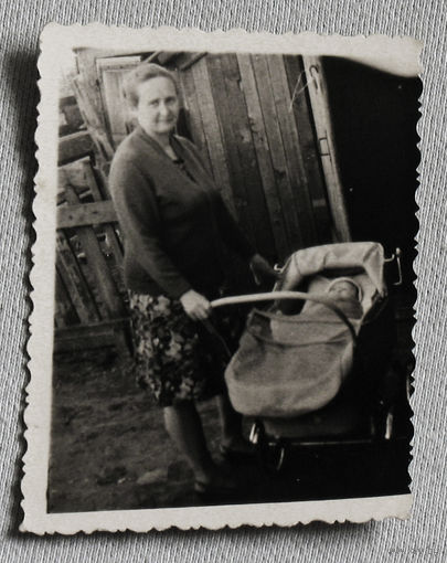 Фотография женщина с коляской конец 1950-х.