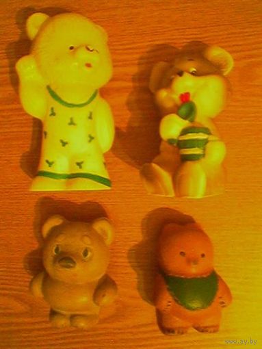 Резиновые игрушки СССР: два медвежонка и два "Винни Пуха" (медведь и мёд, Винни Пух в слюнявчике). (возможен обмен)