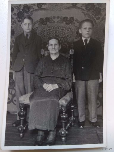 Немецкая бабушка с внуками. 1941