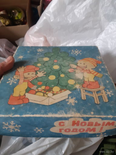Коробка упаковка от ёлочных игрушек.