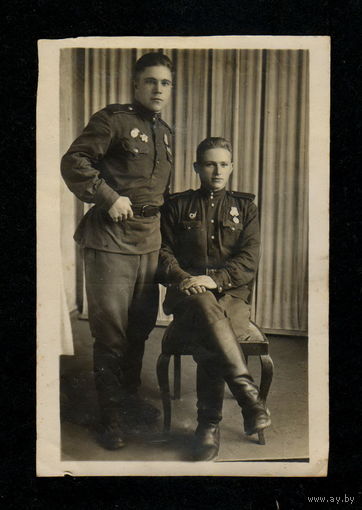Два боевых товарища (г. Нов. Волынск, 1947 г)