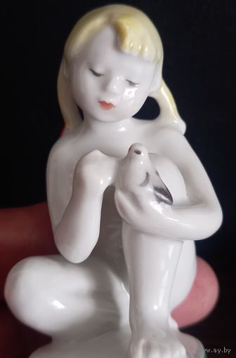 Фарфоровая статуэтка. Юный скульптор ЛФЗ ( Девочка с голубем ) Из серии  -  Счастливое детство