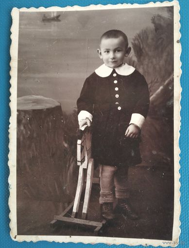 Фото мальчика с деревянной лошадкой. Пинск. 6х8.5 см
