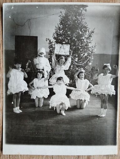Фото на новогоднем празднике. 1945 г. 8.5х11 см.