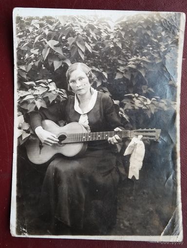 Девушка с гитарой. Фото 1937 г. 8х11 см