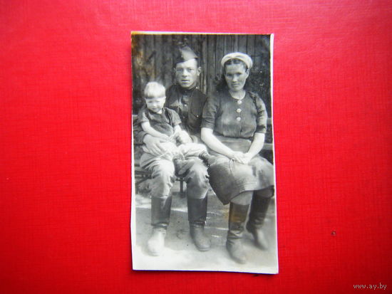 Фото Демобилизованный татарин с семьёй.