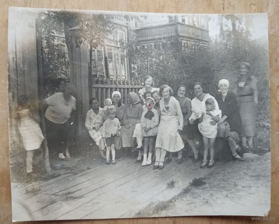 Групповое фото возле усадьбы Субботиных. Несвиж.(?) 1931 г. 8х10 см