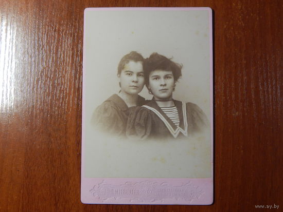 Фото двух молодых девушек.С.-Петербург.До 1917г.