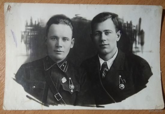 Фото младшего лейтенанта с другом. Знаки. 1939 г. 9х14 см