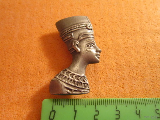 Магнит сувенирный металлический. Голова фараона или его жены.