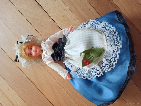 Французская сувенирная кукла Convert