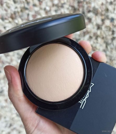 Компактная пудра MAC Mineralize Skinfinish Natural 10 gr в оттенке Medium