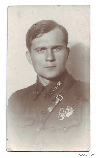 Старший лейтенант ж/д войск. Петлицы до 1936-го года. Нагрудные знаки.
