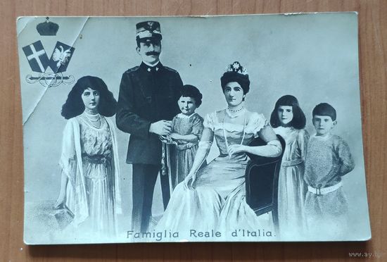 Дореволюционная открытка. Король Италии с семьёй