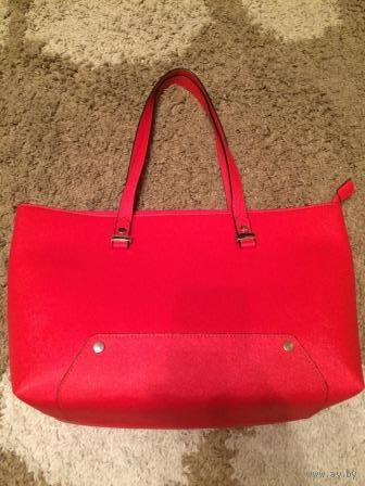 Красивая, стильная сумка ярко-красного цвета, искусственная кожа, очень плотная, держит форму, размер внизу 31 вверху 42 см. Состояние идеально, надела буквально два раза.