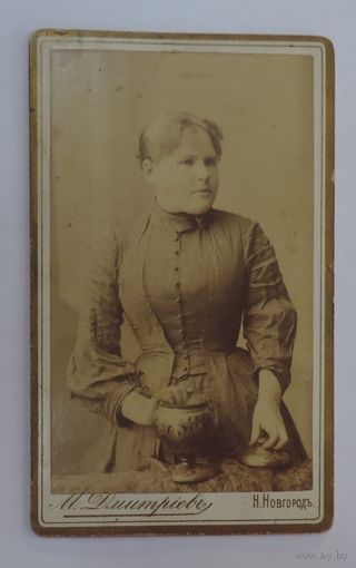 Фото девушки до 1917г. Новгородъ. Размер 6.4-10.4 см.