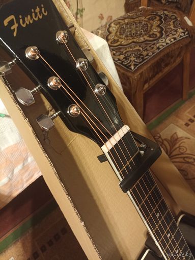 Каподастр зажим струн для гитары пластик с накладкой.