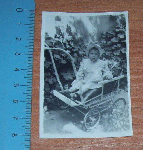 Старое фото ребенка в коляске.