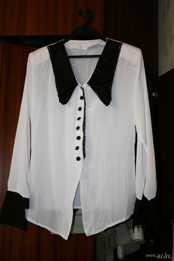 Белая блузка с чёрным воротником и манжетами