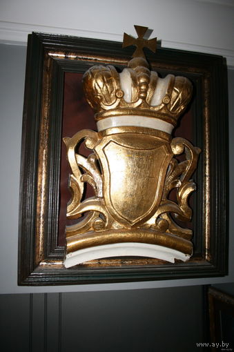 Фрагмент корона  с гербом покрыта золотом 18-19 век рама дерево