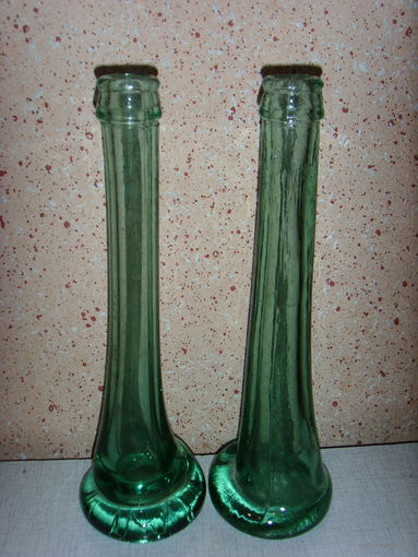 Интересные старые бутылки . Зеленое стекло .